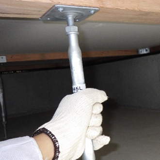 床下地を支える鋼製束の固定状況を検査